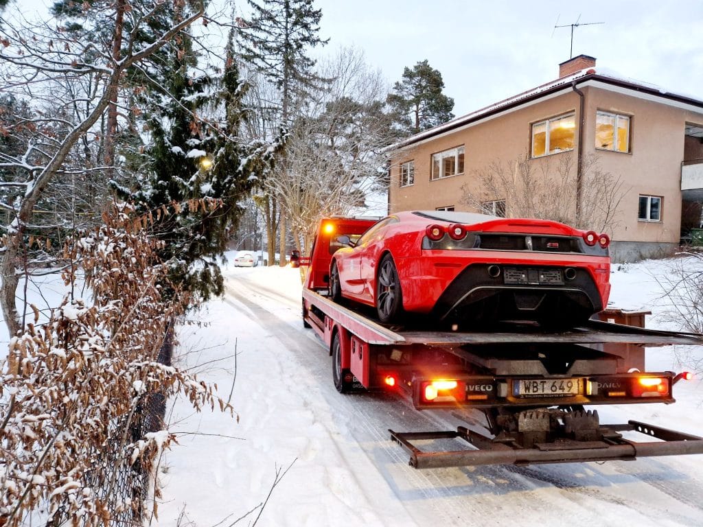 Transportering av dyra bilar i Sundbyberg