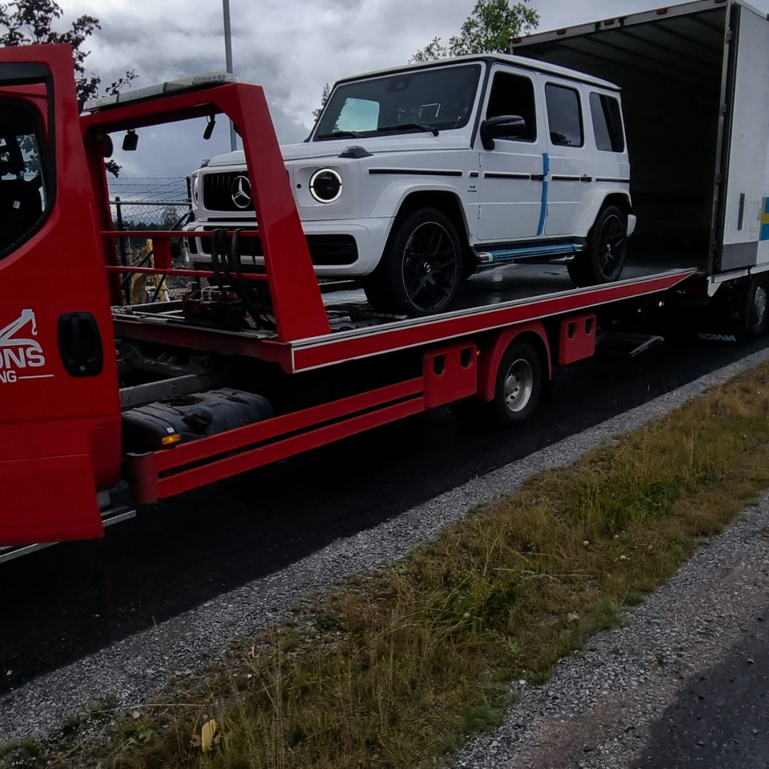 Biltransport lastar in i trailer